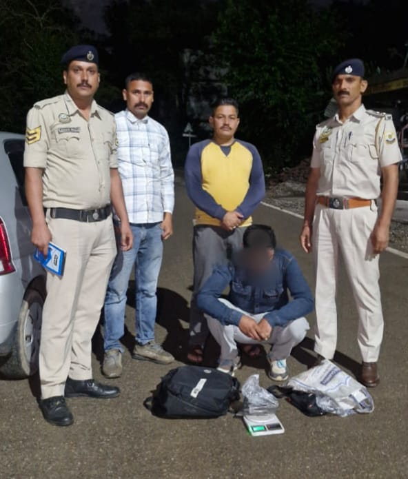 पुलिस थाना हरिपुर के अन्तरगत रसुह चौक नामक स्थान पर गशत के दौरान एक व्यक्ति से चरस बरामद