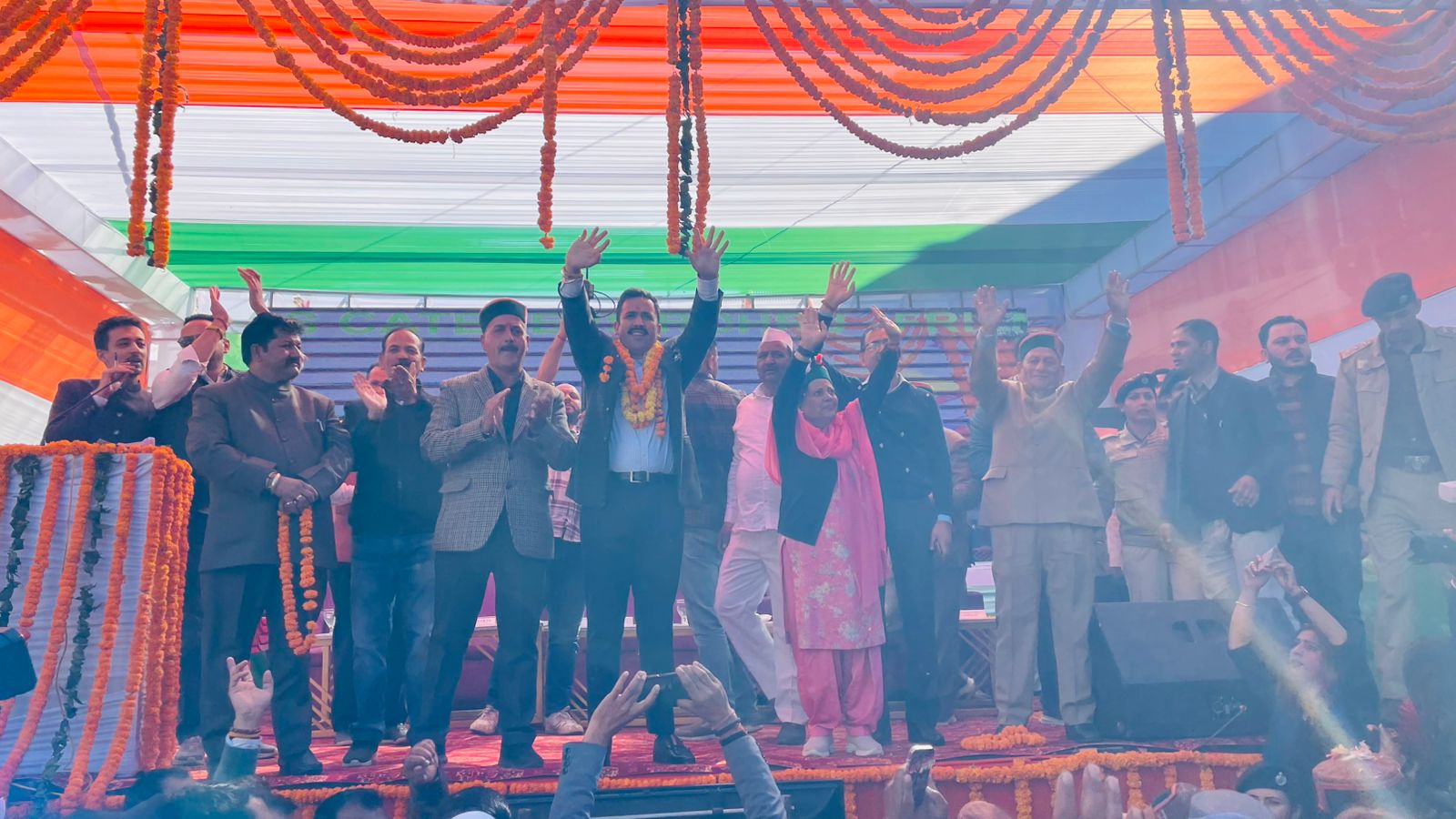 रोहड़ू में हुआ राजा वीरभद्र सिंह की प्रतिमा का अनावरण