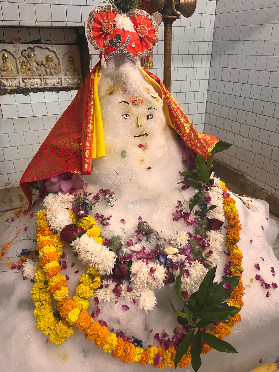 कांगड़ा के बाबा वीरभद्र मंदिर में बर्फ से तैयार किए गए बाबा बर्फानी की प्रतिमा